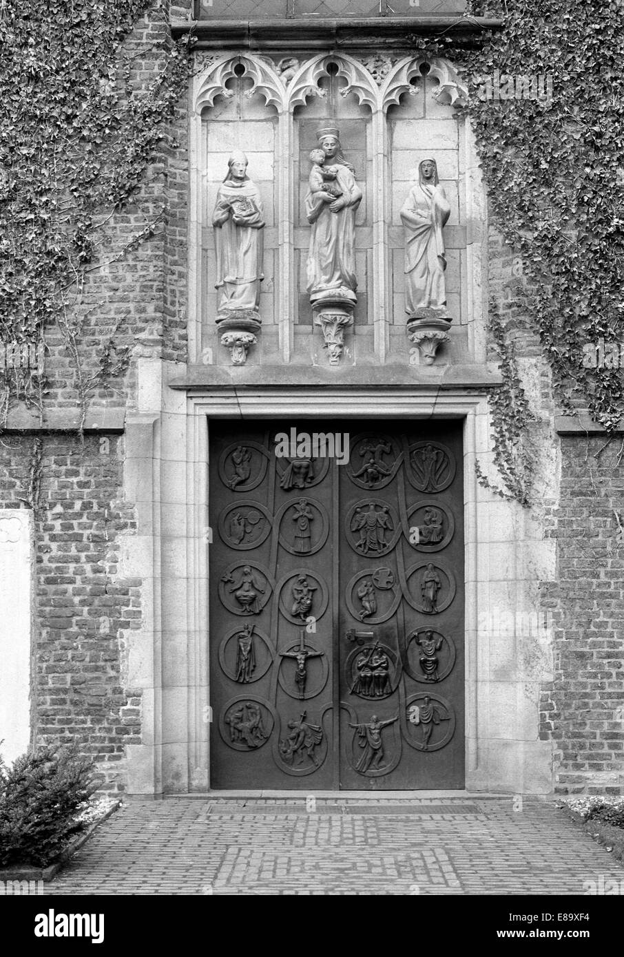 Achtziger Jahre, Bronzeportal Credo Edwin Scharff und von Heiligenfiguren Augustinus, Maria mit Jesuskind und Monika, Karmeliterkloster Marienthal j Banque D'Images