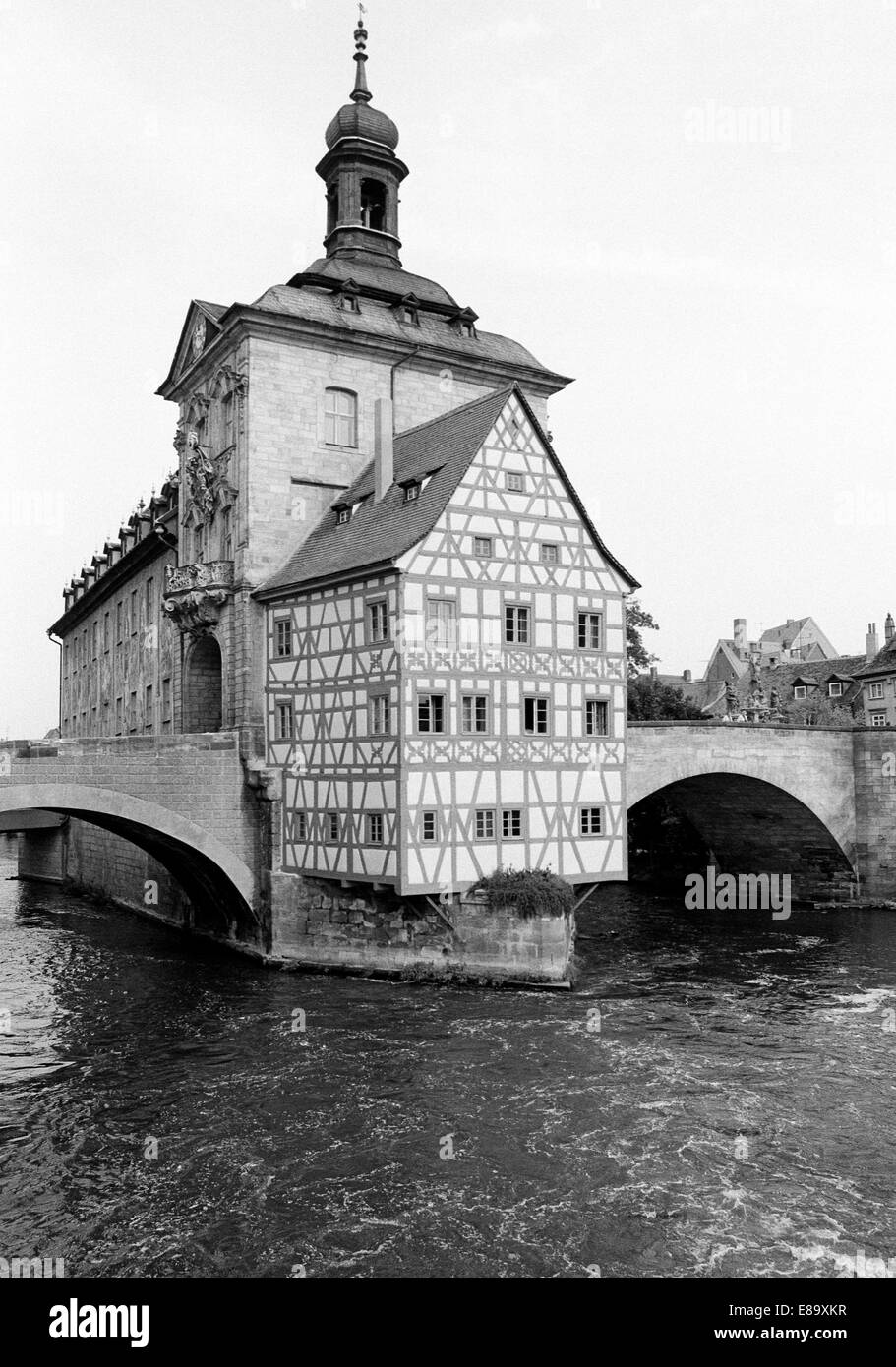 Achtziger Jahre, UNESCO Weltkulturerbe, Altes Rathaus, Brueckenrathaus Regnitzbruecke auf der à Bamberg, Main-Donau-Kanal, Bayern, Oberfranken Banque D'Images