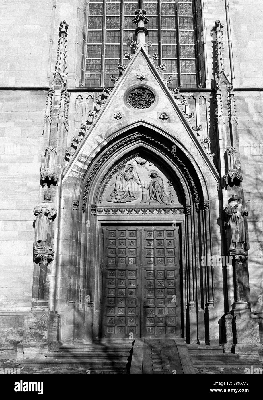 Der Achtziger Jahre, Suedportal Propsteikirche Sankt Ludgerus, Hl. Hermann-Josef von Steinfeld (li.) und Hl. Bernhard von Clairvaux (re.), darueber di Banque D'Images