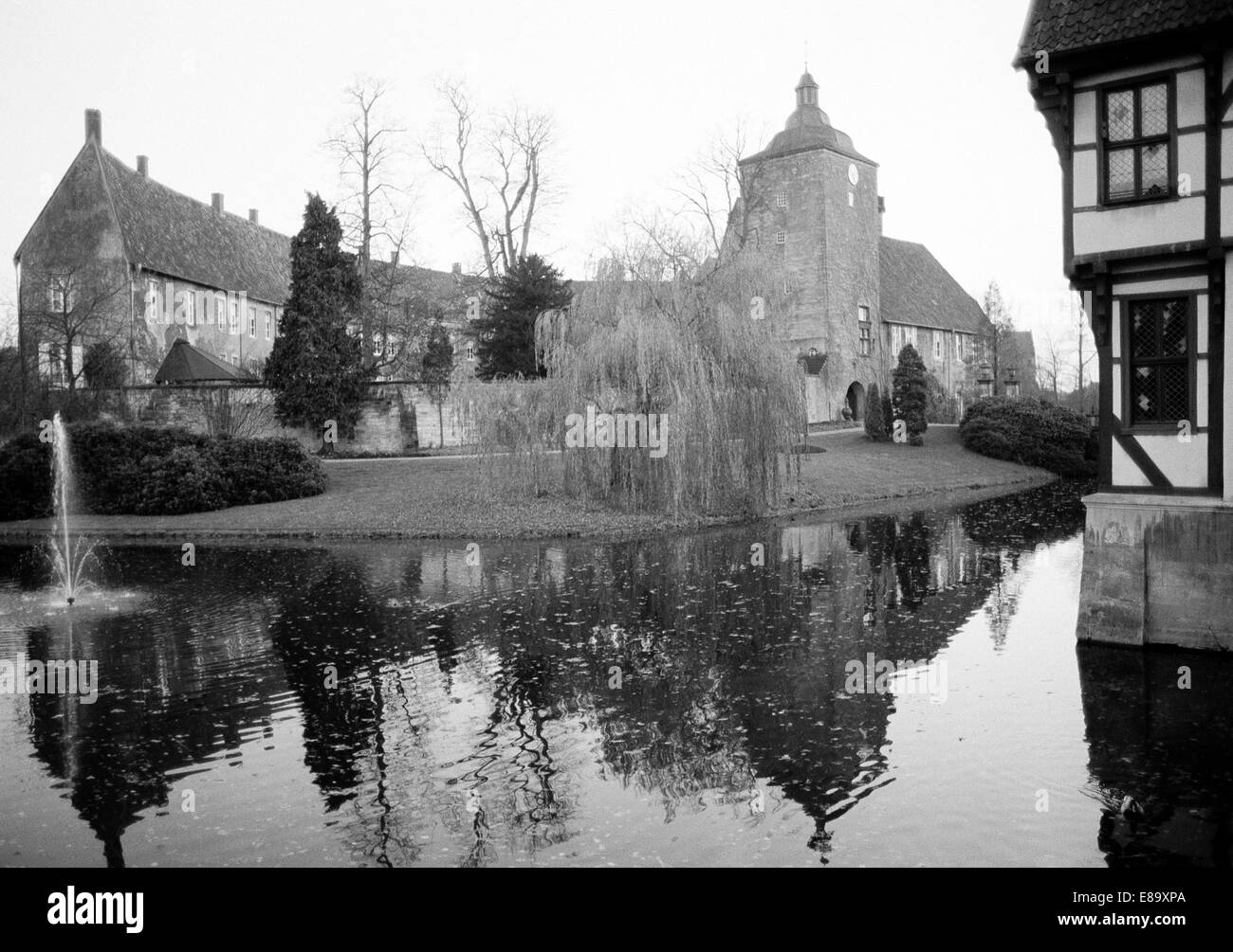 Achtziger Jahre mit Torturm und Dietikon, Wassergraben, Schloss Burgsteinfurt à Steinfurt, Münster, Allemagne Banque D'Images