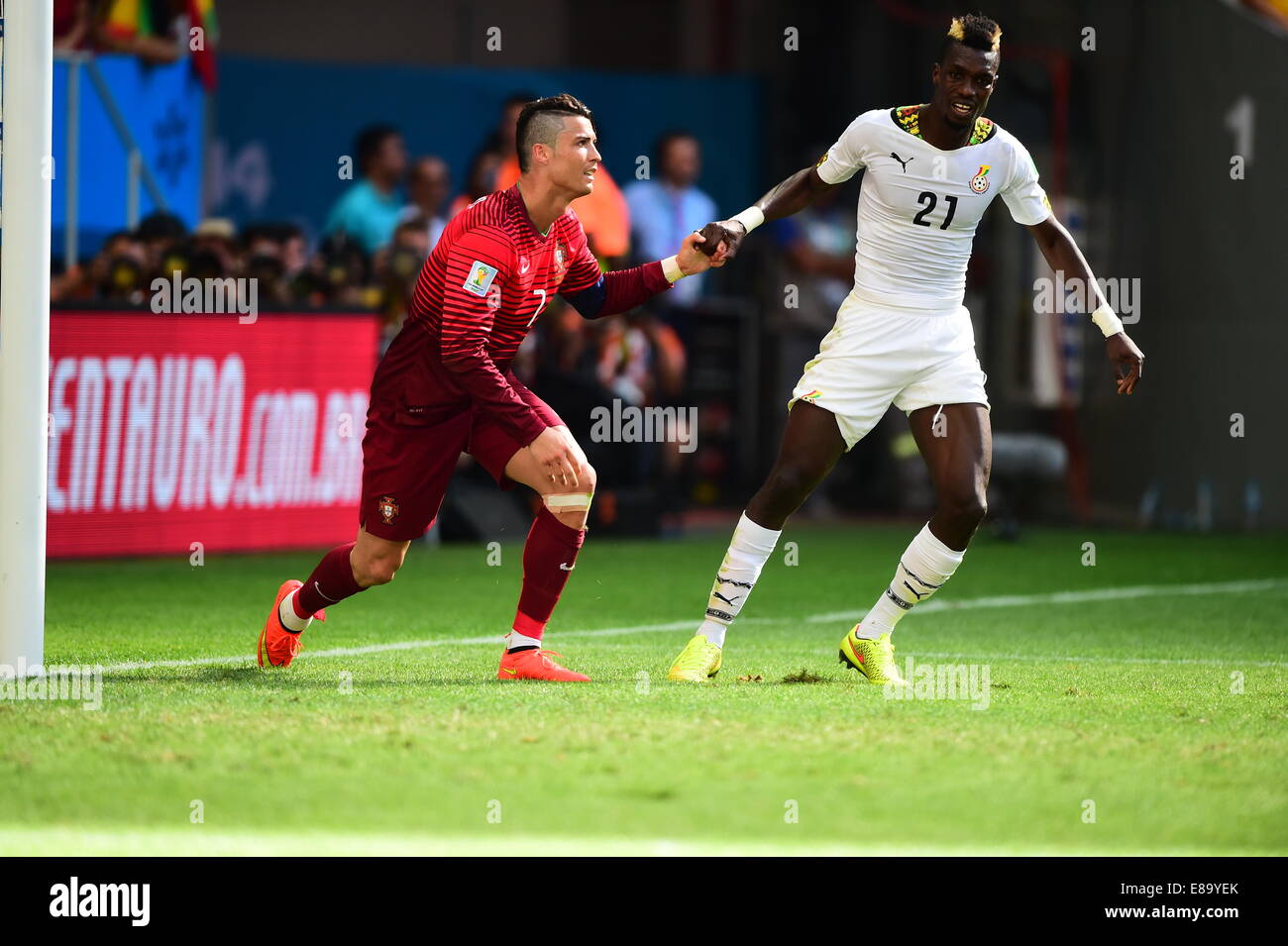 Cristiano Ronaldo du Portugal et John Boye du Ghana. Portugal / Ghana, match de Coupe du Monde de la FIFA, Brésil 2014. Stadium National Banque D'Images