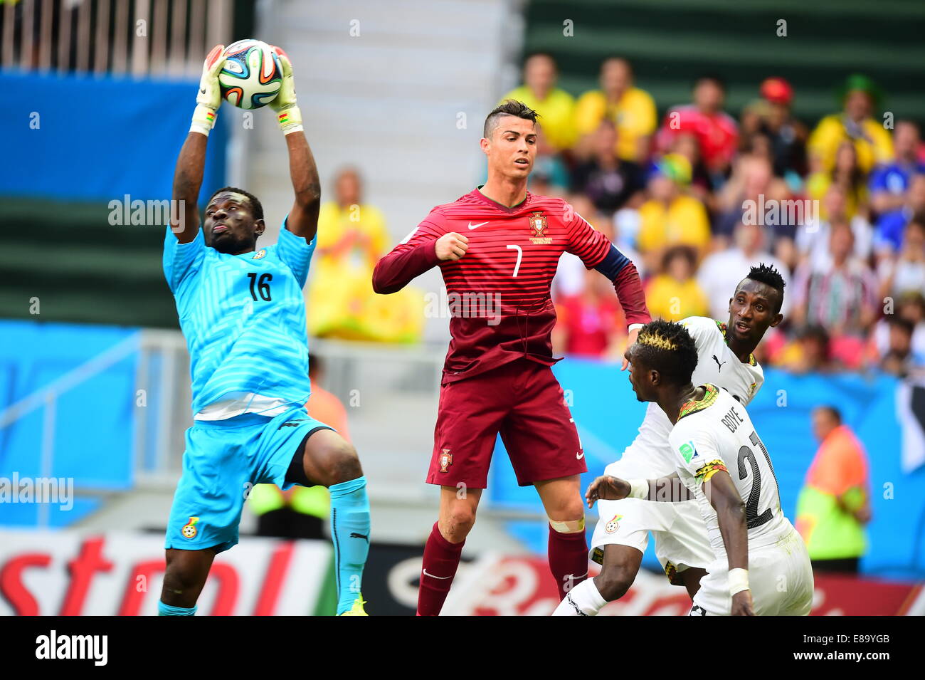 Falawu Dauda du Ghana et Cristiano Ronaldo du Portugal. Portugal / Ghana, match de Coupe du Monde de la FIFA, Brésil 2014. La sta Banque D'Images