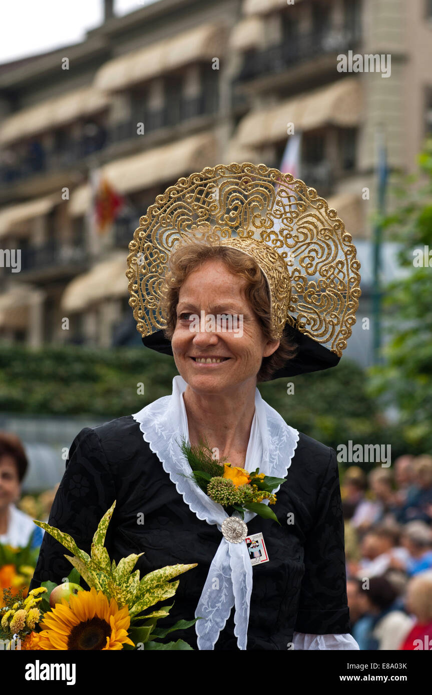 Costume traditionnel suisse, femme portant une coiffe Bodensee-Radhaube  d'or de la Suisse orientale, Trachtenfest Interlaken Photo Stock - Alamy