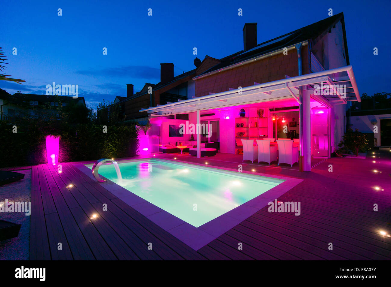 Maison privée avec une véranda, une piscine et une terrasse avec affichage éclairage de nuit, Allemagne Banque D'Images