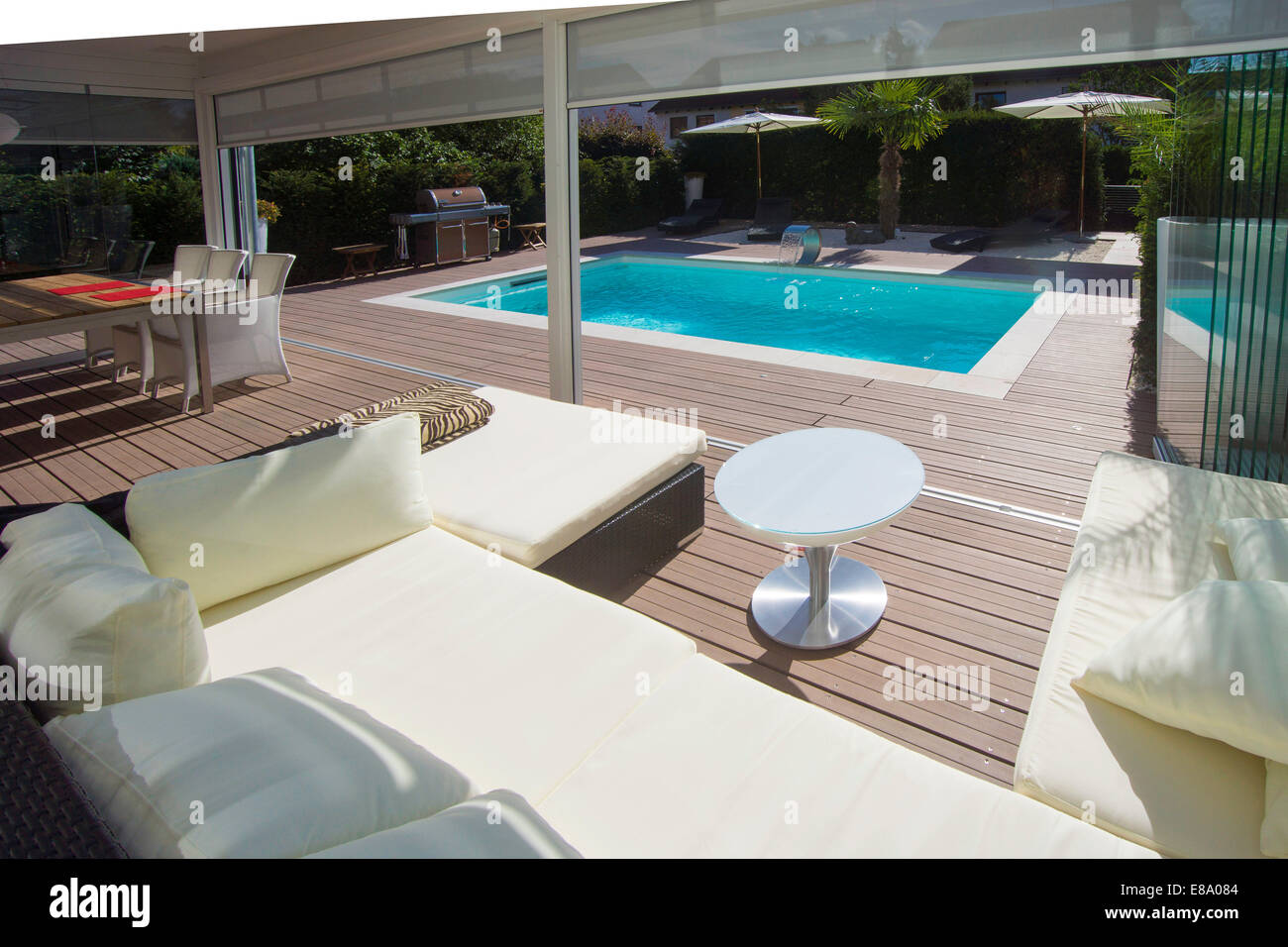 Maison privée avec une véranda, un salon, une piscine et une terrasse, Allemagne Banque D'Images