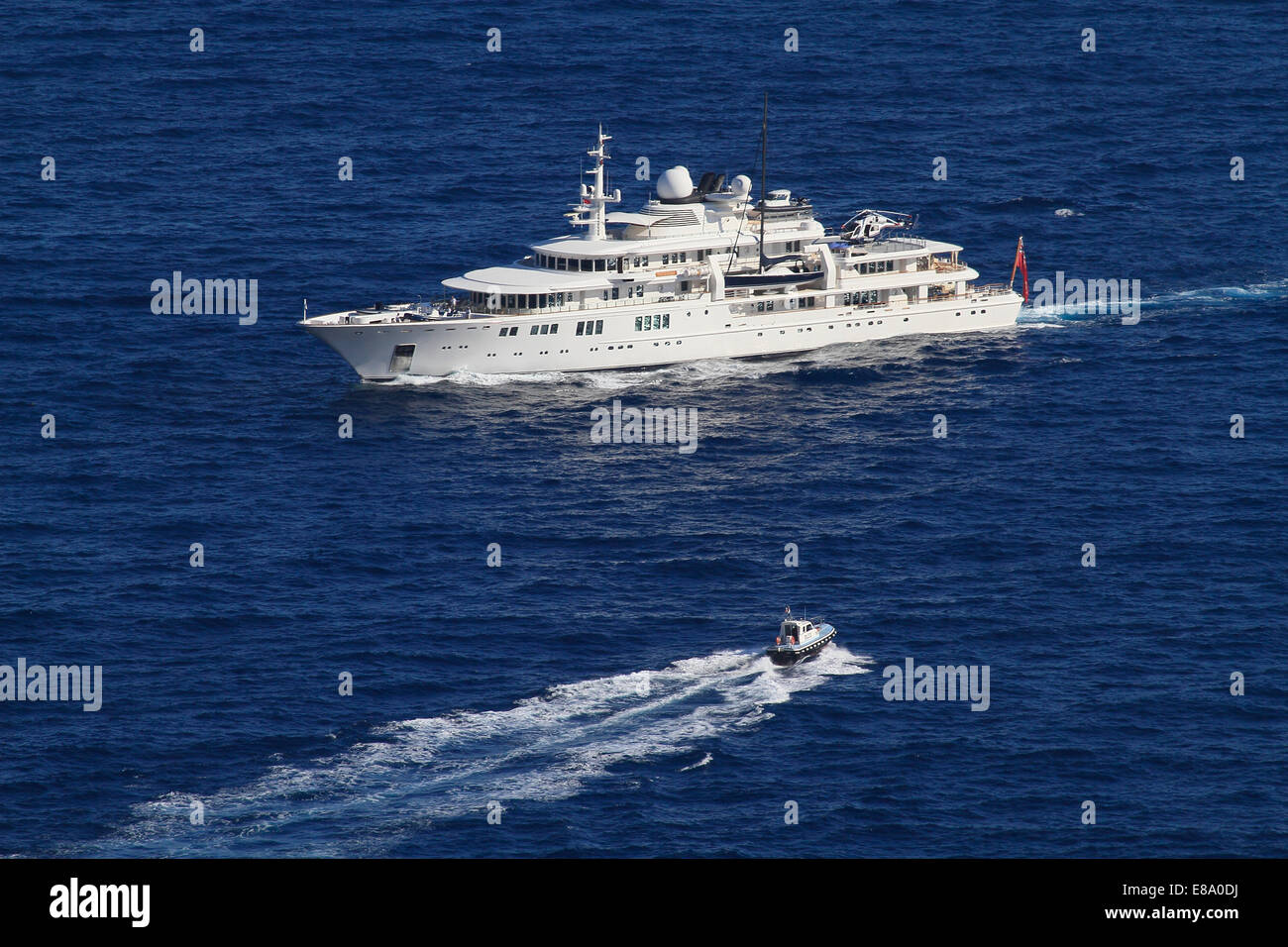 Yacht à moteur Nobiskrug Tatoosh avec bateau-pilote sur la Côte d'Azur, France, Mer Méditerranée Banque D'Images