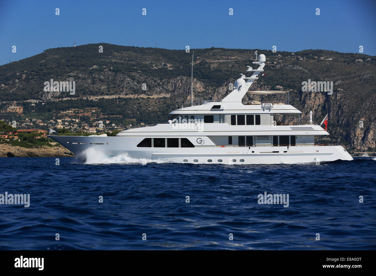 Yacht à moteur Horizon 92 Rendez-vous des croix à Cap Ferrat, Côte d'Azur, France, Mer Méditerranée Banque D'Images