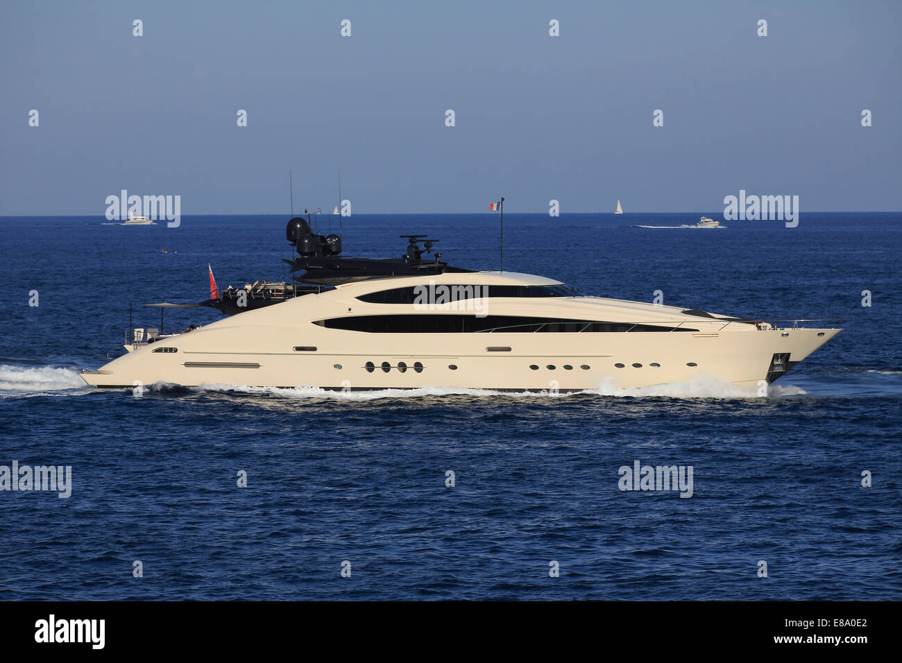 Palmer Johnson motor yacht d'observation sur la Côte d'Azur, France, Mer Méditerranée Banque D'Images