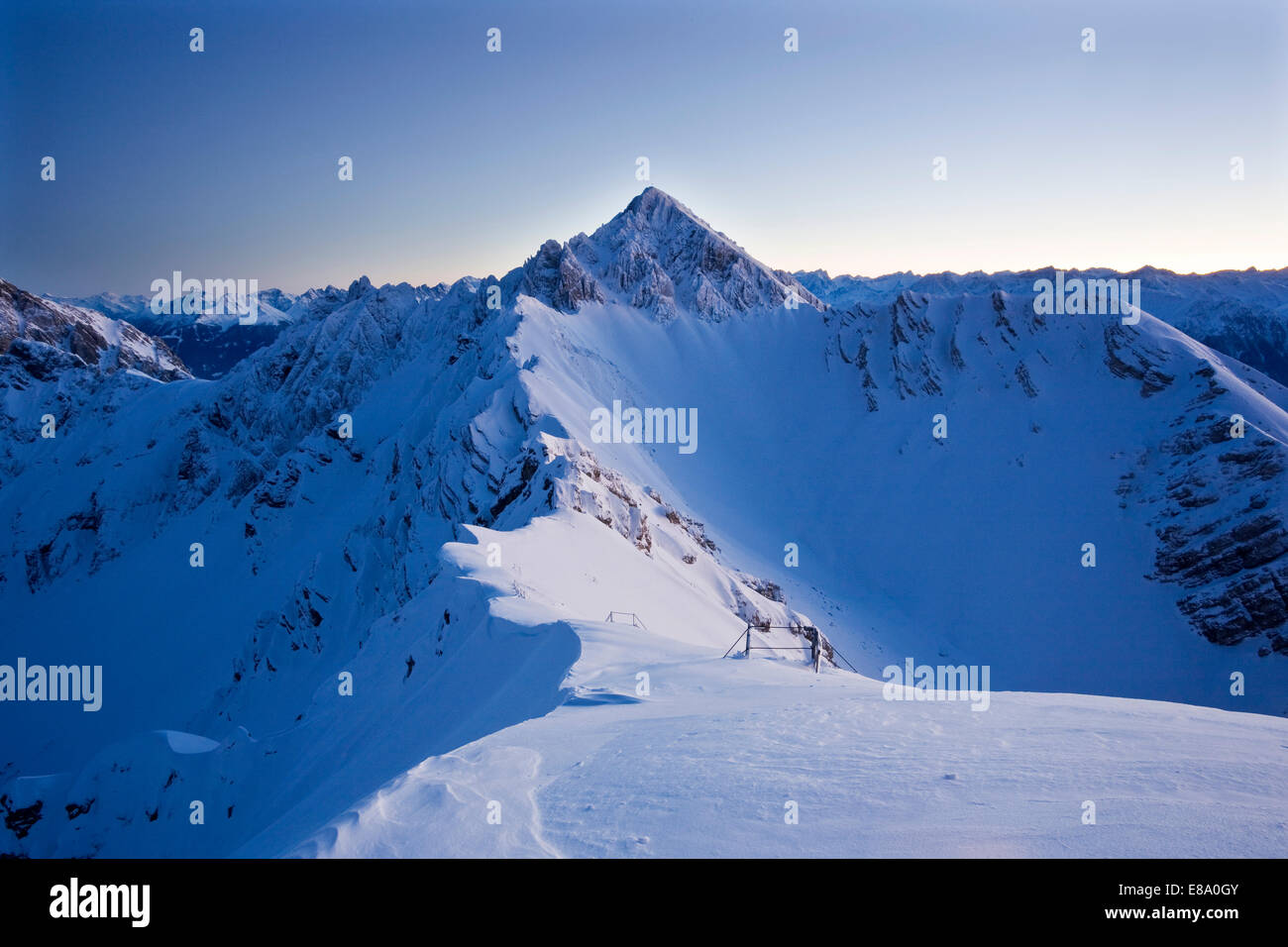 Face nord du Reitherspitze congelés à la tombée de la montagne, Reith bei Seefeld, Karwendel, Tyrol, Autriche Banque D'Images
