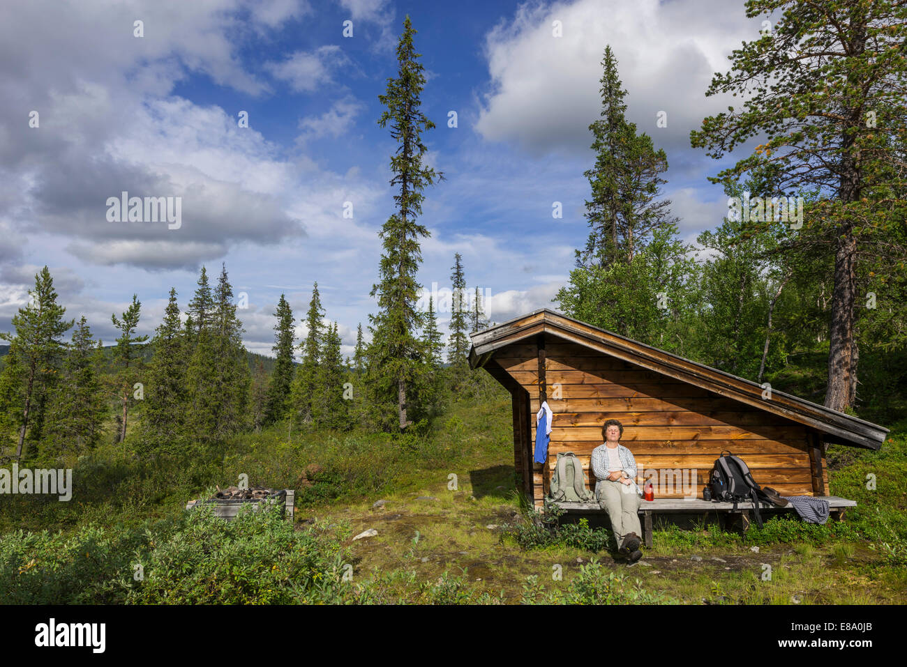 Une femme se reposant à l'abri du vent et de camping, comté de Norrbotten, en Suède Banque D'Images