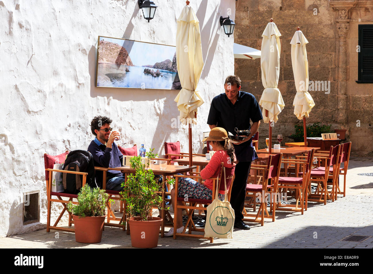L'homme et la femme d'être servi dans un petit café, Ciutadella, Minorque, Espagne Banque D'Images