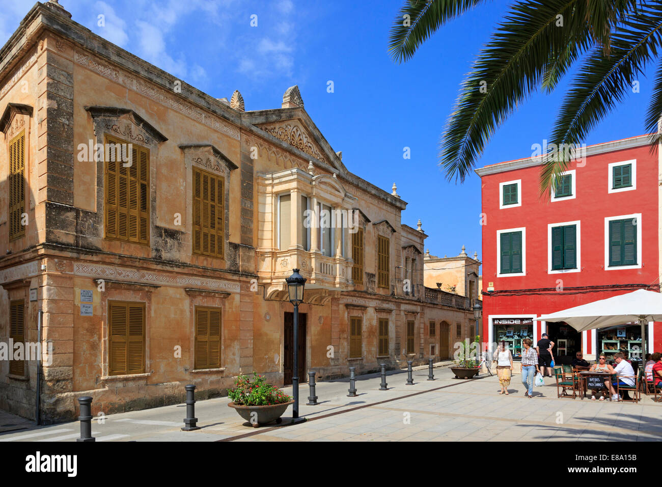 Café Restaurant à Plaça d'Alfons, également connu sous le nom de Place des bleuets, Ciutadella, Minorque, Espagne Banque D'Images
