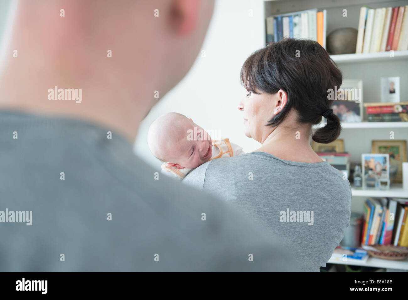 La mère pleurant son fils pleurer tandis que père en premier plan Banque D'Images