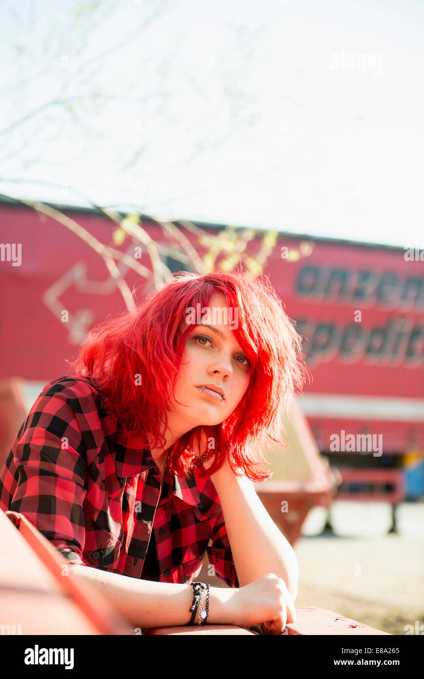 Confiant adolescente cheveux rouge vif piercing Banque D'Images
