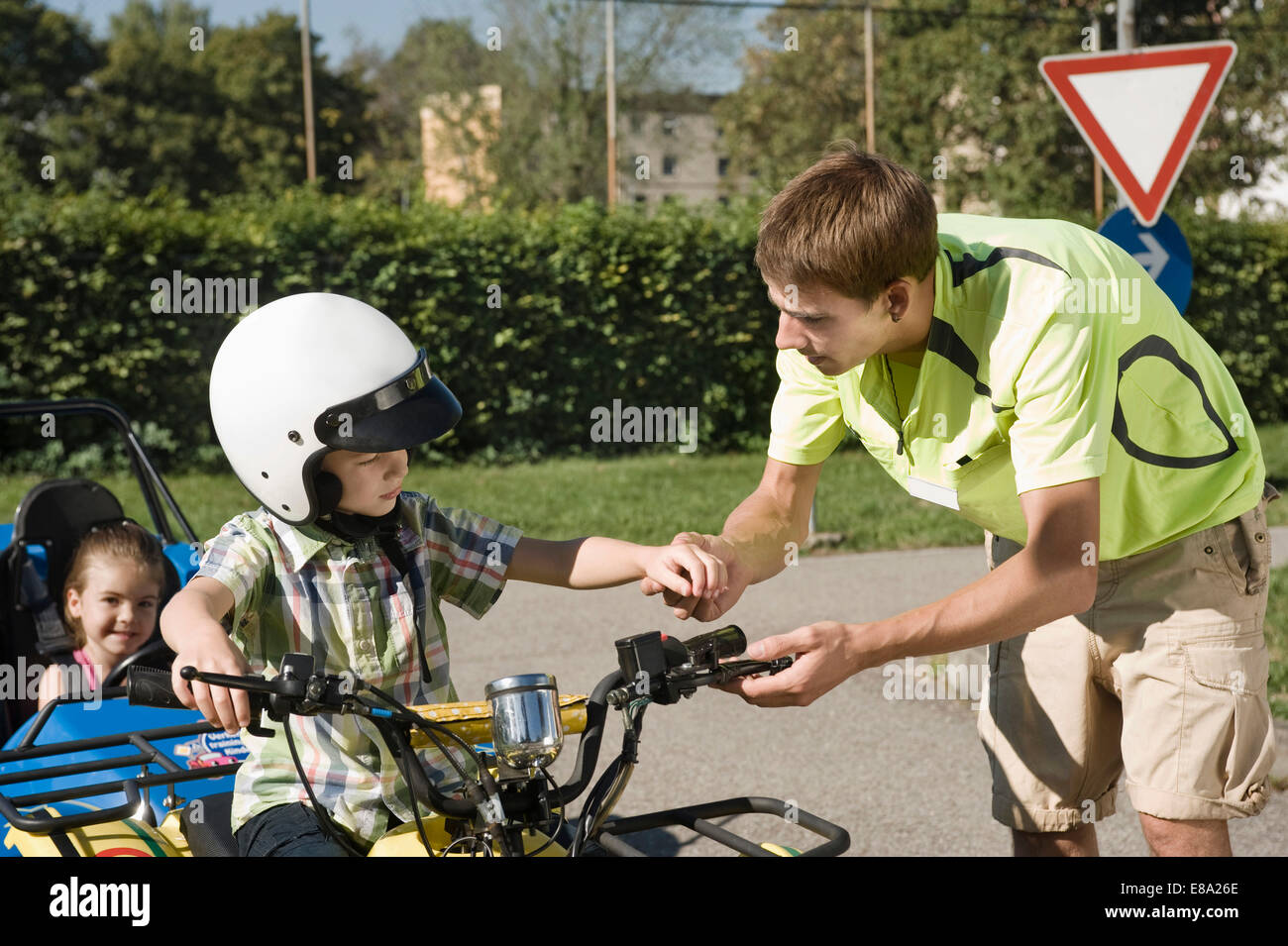 Tutor expliquant quadbike pour garçon sur le secteur d'entraînement de pilote Banque D'Images