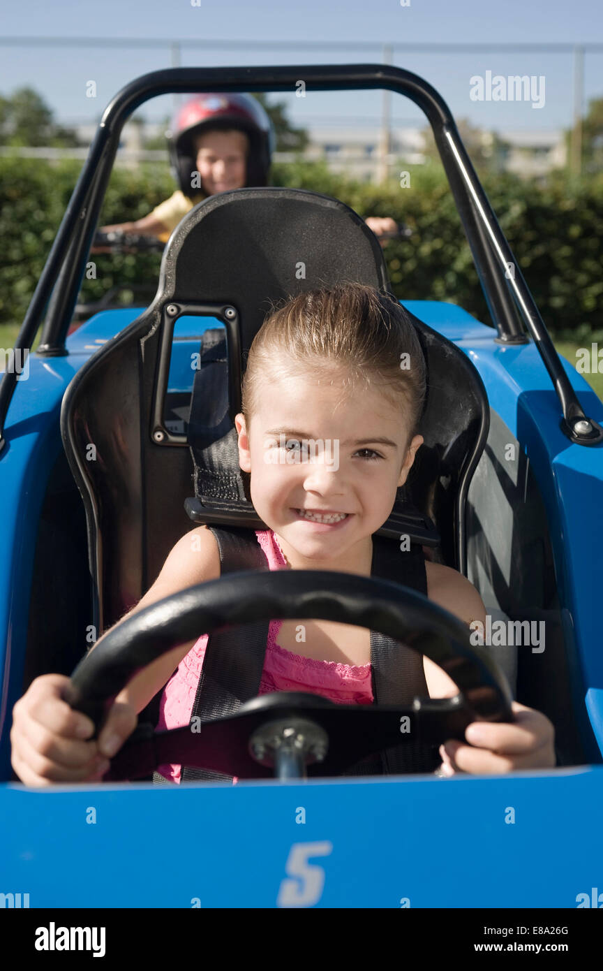 Smiling girl in véhicule sur la zone de formation de conducteur Banque D'Images