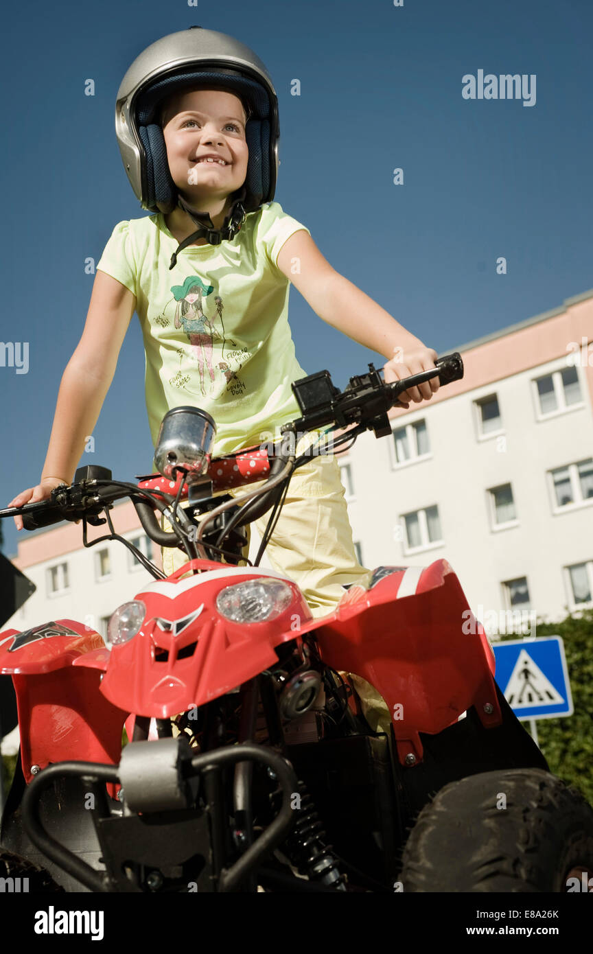 Smiling girl avec quadbike sur zone de formation de conducteur Banque D'Images