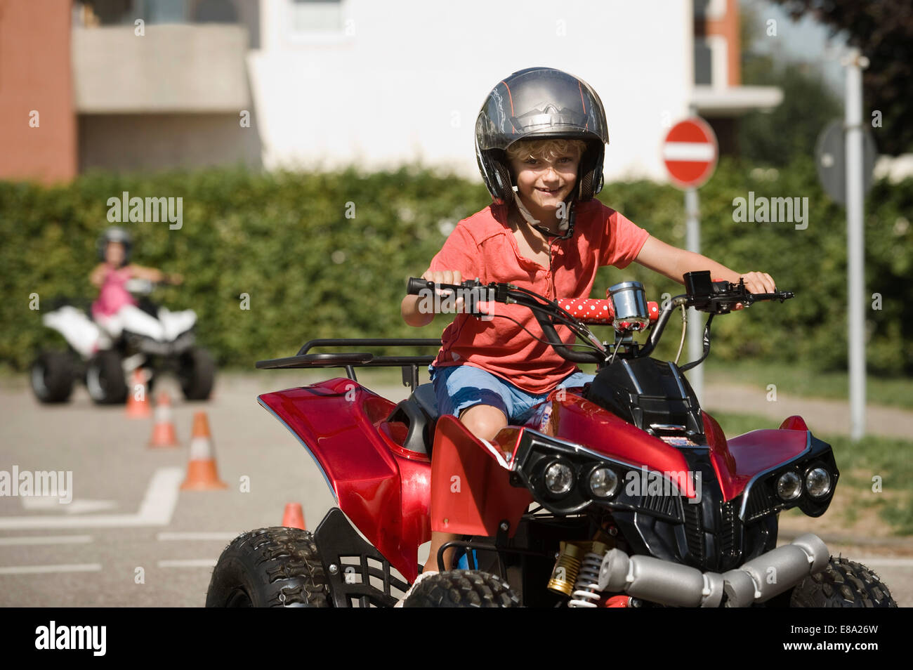 Smiling boy with quadbike sur zone de formation de conducteur Banque D'Images