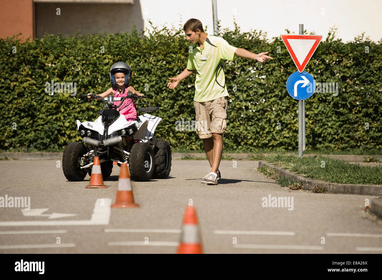 Tutor et fille avec quadbike sur zone de formation de conducteur Banque D'Images