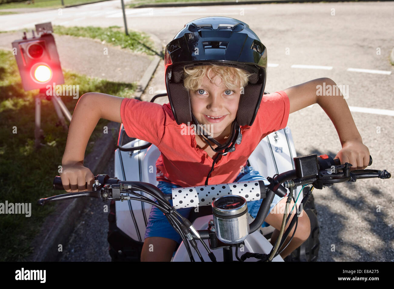 Happy boy avec quadbike sur zone de formation de conducteur Banque D'Images