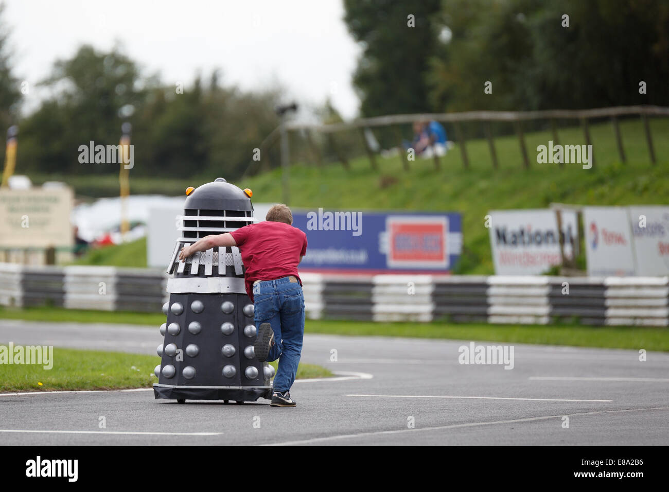 Dalek Racing lors de la journée d'action Miniworld Circuit à Castle Combe Banque D'Images