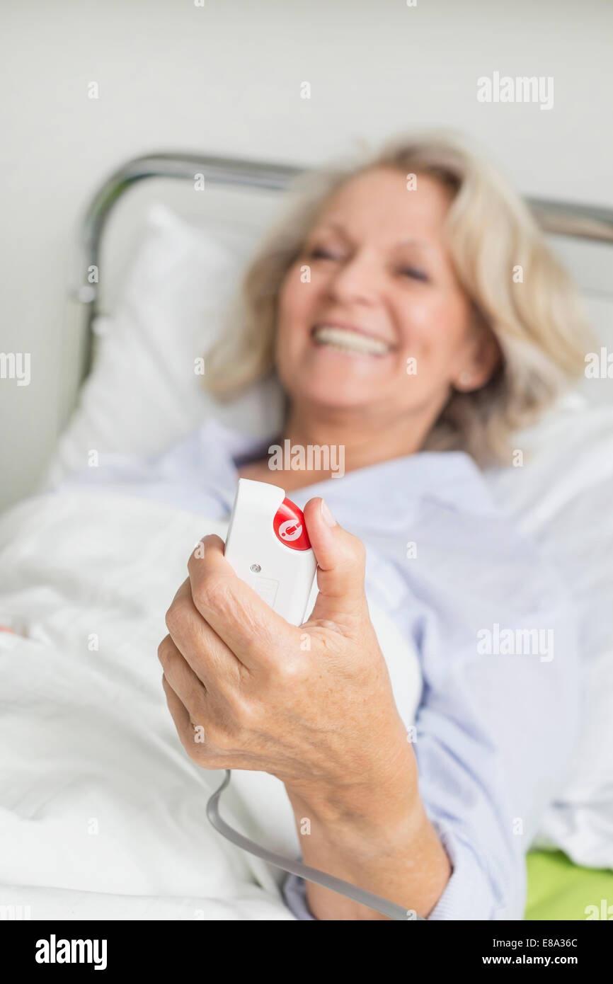 À l'hôpital du patient pour l'infirmière qui sonne Banque D'Images