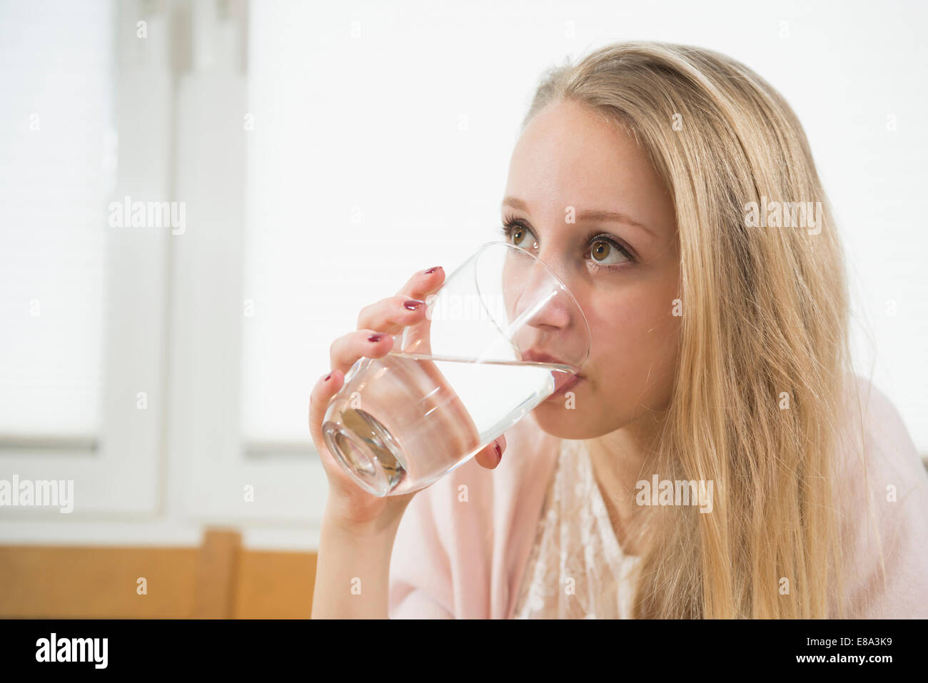 Teenage girl drinking water, Close up Banque D'Images