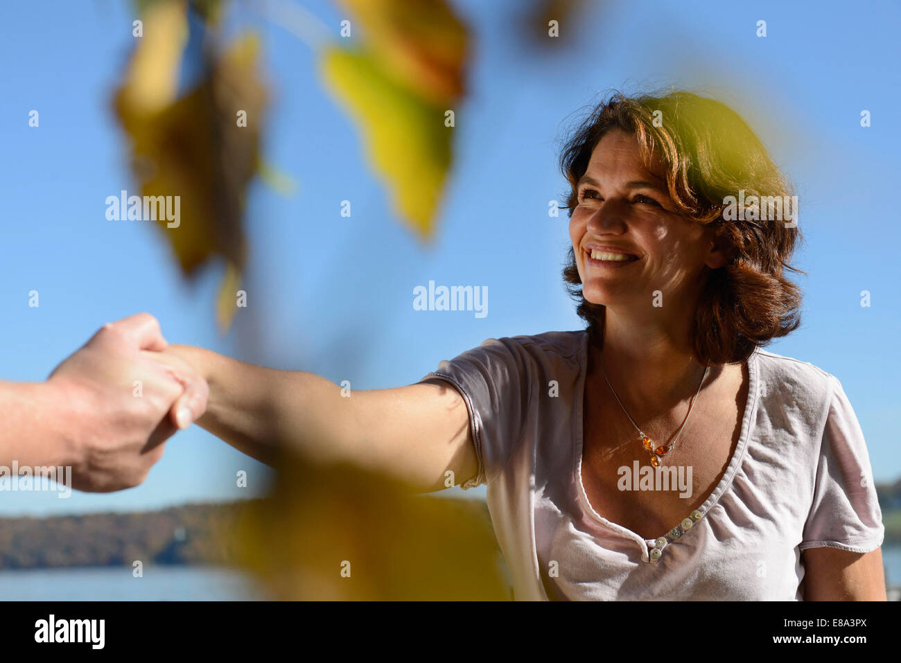 Coup de main pour atteindre l'homme femme, Bavière, Allemagne Banque D'Images