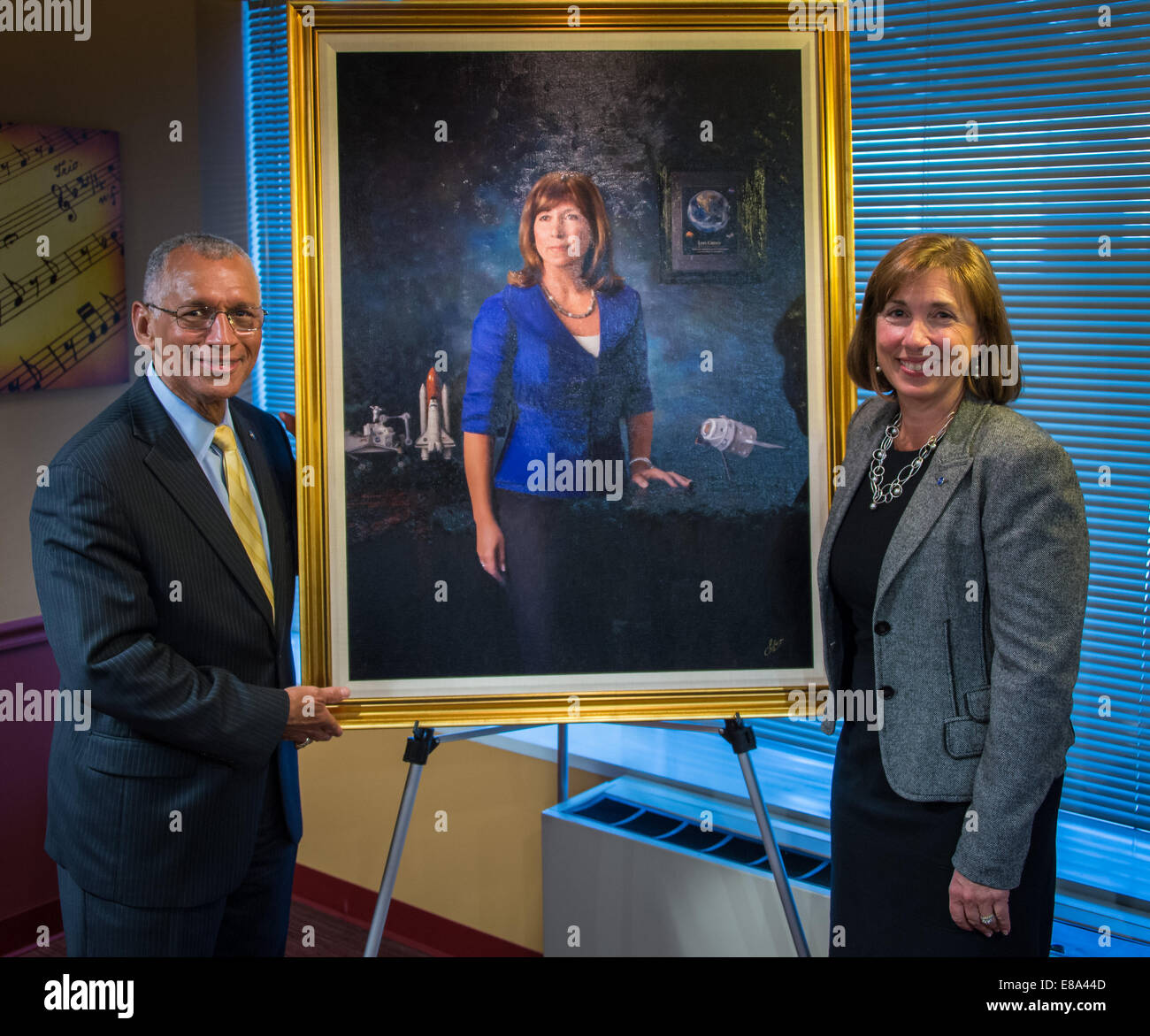 L'administrateur de la NASA Charles Bolden, pose pour une photo avec l'ancien administrateur adjoint de la NASA Lori Garver, après le dévoilement de son portrait officiel le mercredi 17 septembre 2014 au siège de la NASA à Washington. Garver a servi comme adjoint de la NASA admin Banque D'Images