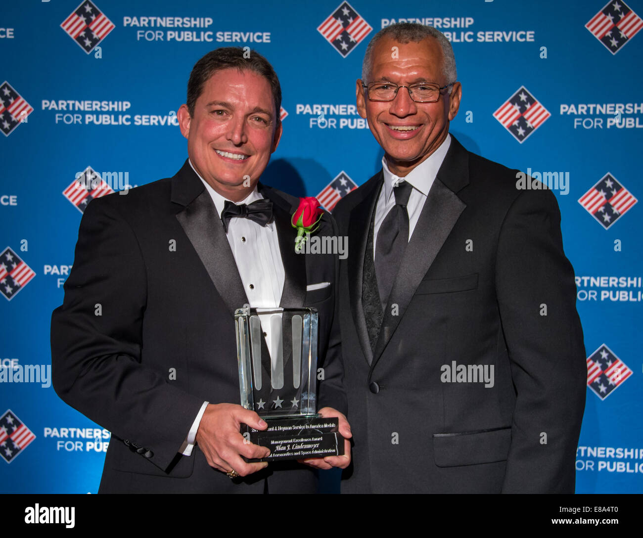 J. Alan Lindenmoyer, gestionnaire de programme, Programme de l'équipage et la cargaison commerciale, la NASA Johnson Space Center, Houston, Texas, à gauche, pose pour une photo avec Charles Bolden, l'administrateur de la NASA, peu après avoir présenté l'Lindenmoyer Bolden 2014 Samuel J. Heyman Banque D'Images