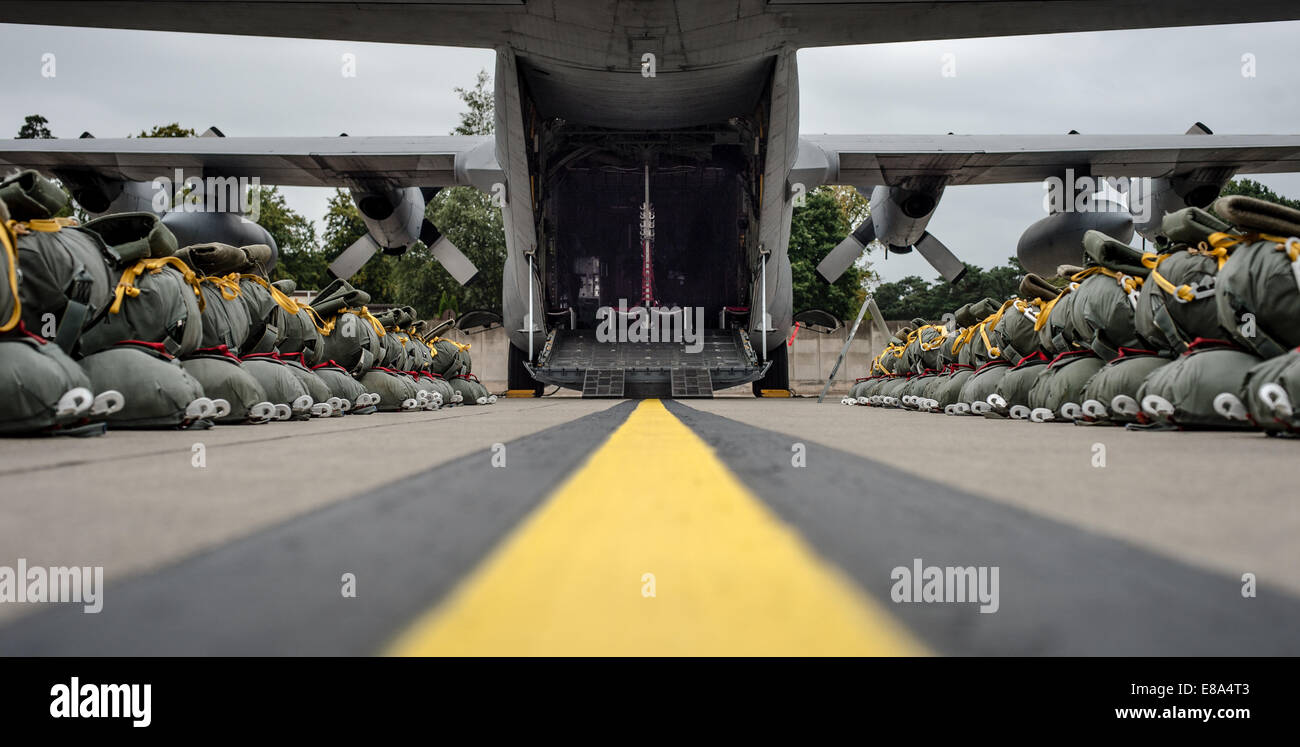 Un U.S. Air Force C-130 Hercules se trouve à la ligne de vol à la base aérienne de Ramstein en Allemagne le 3 septembre 2014, lors de l'exercice Banque D'Images