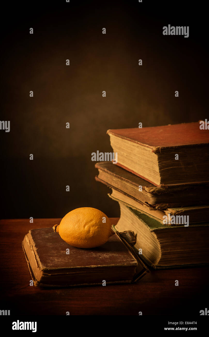 Citron et livres Banque D'Images