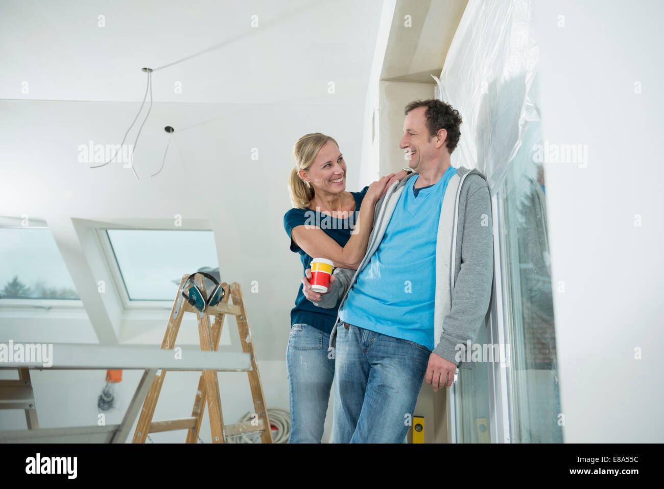 Couple at construction site du nouveau bâtiment Banque D'Images