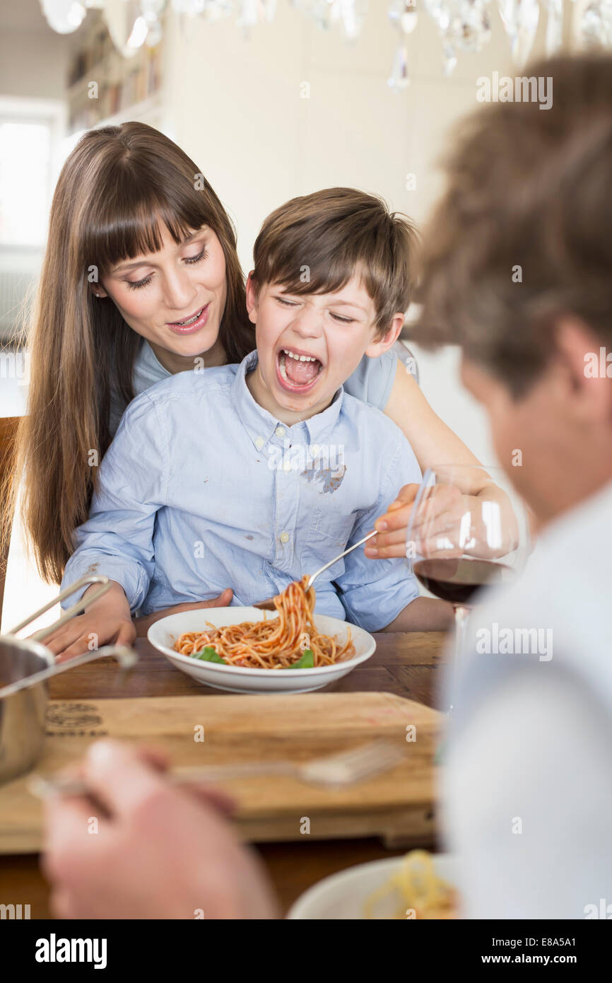 Jeune famille boy eating lunch spaghetti Banque D'Images