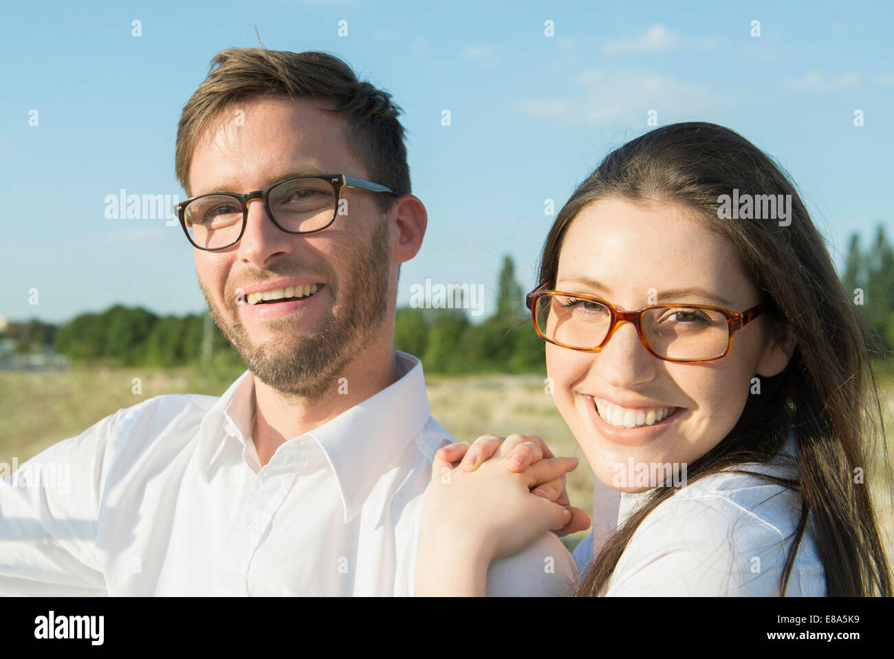 Smiling couple outdoors, portrait Banque D'Images