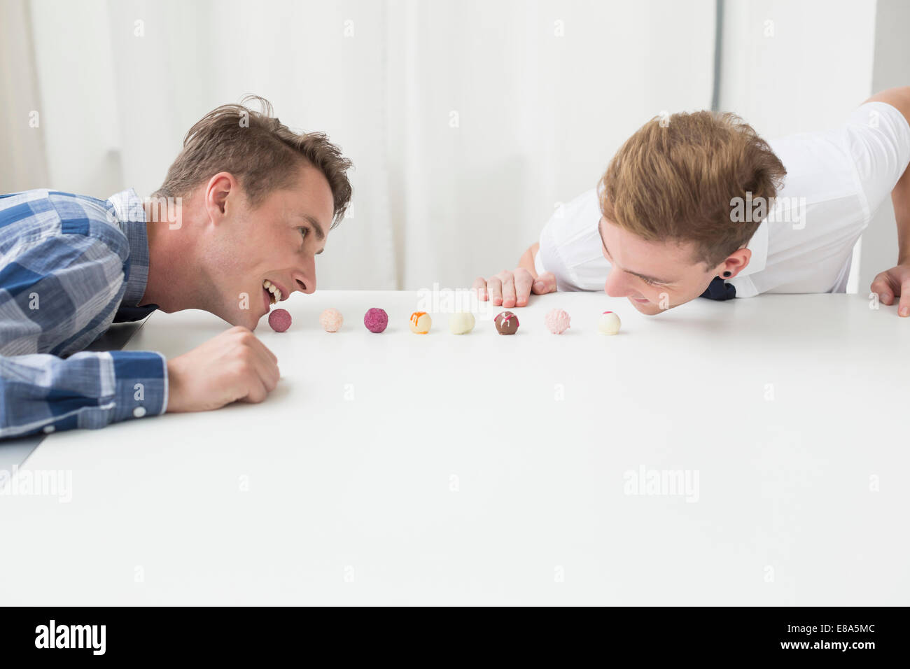 Couple homosexuel ayant mangé de la concurrence,truffe au chocolat smiling Banque D'Images