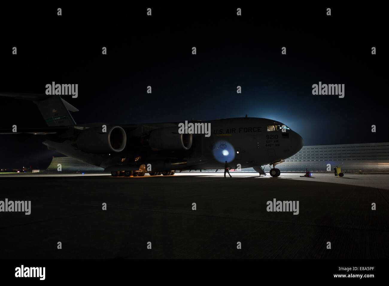 Un U.S. Air Force C-17 Globemaster III est situé sur la ligne de vol lors du javelot constant II en Lettonie le 5 septembre 2014. Javelin constant II, dirigée par l'OTAN est un exercice visant à préparer aux États-Unis, à l'OTAN et les forces des partenaires internationaux pour l'exploitation des terres unifiée Banque D'Images