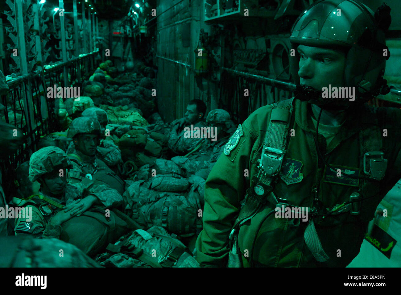 Le sergent de l'US Air Force. Michael Schoonover, droit, avec le 142e Escadron de transport aérien (AS), California Air National Guard, aide les soldats américains avec la 173e Airborne Brigade Combat Team et parachutistes de l'Armée canadienne avec le 3e Bataillon, The Royal Canadi Banque D'Images