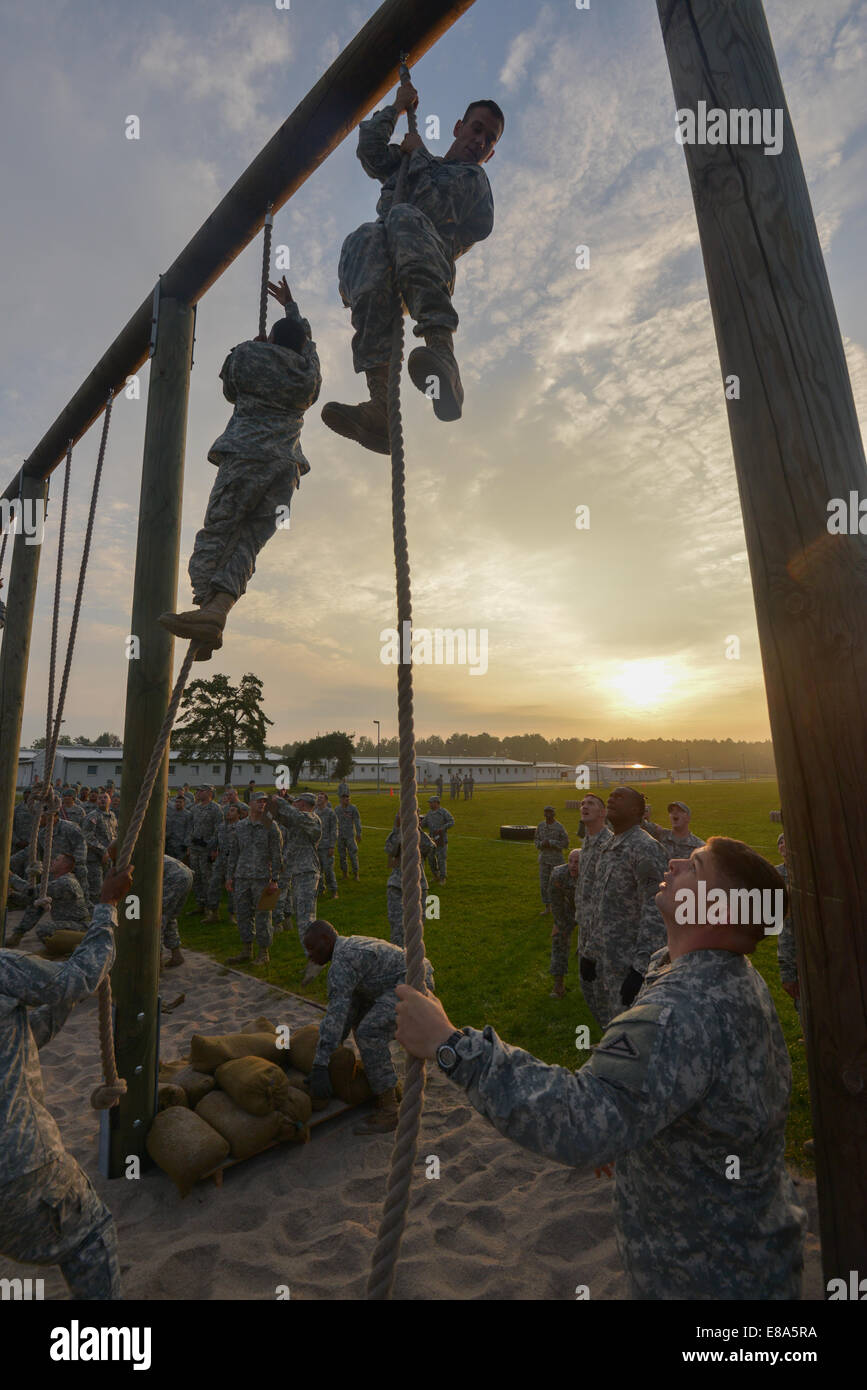 Des soldats américains et des membres de l'équipe de préparation physique conduite formation à l'Académie des sous-officiers à Grafenwoehr, Allemagne, le 10 septembre, 2014. Banque D'Images