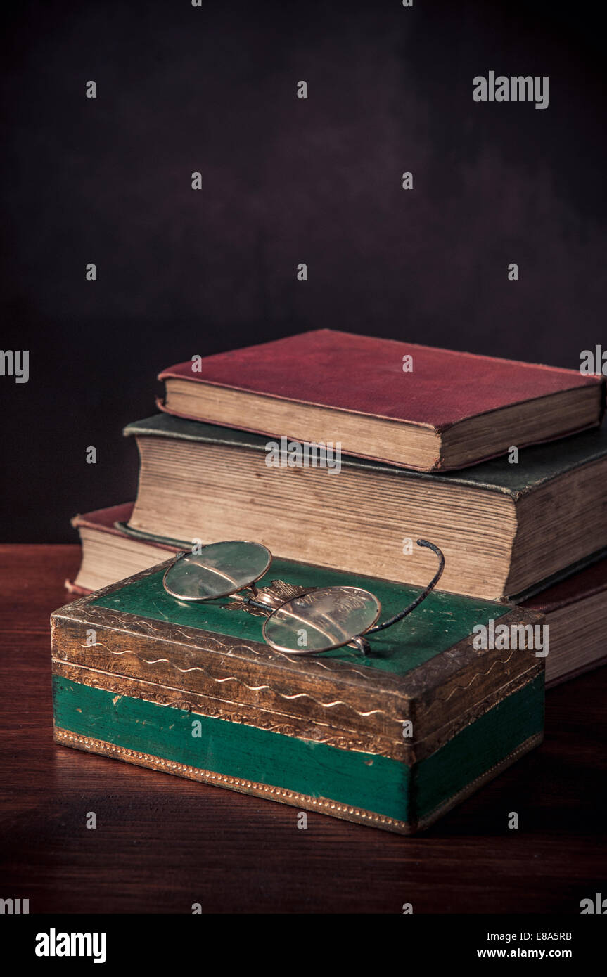 Verres anciens avec des livres et boîte de bijoux Banque D'Images