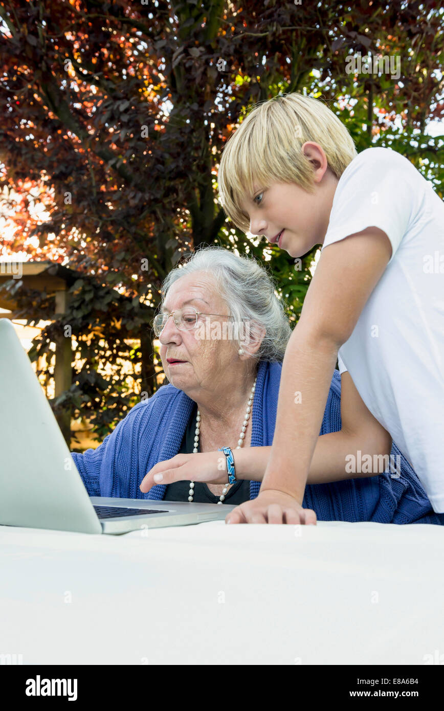 Grand-mère et son petit-fils looking at laptop Banque D'Images