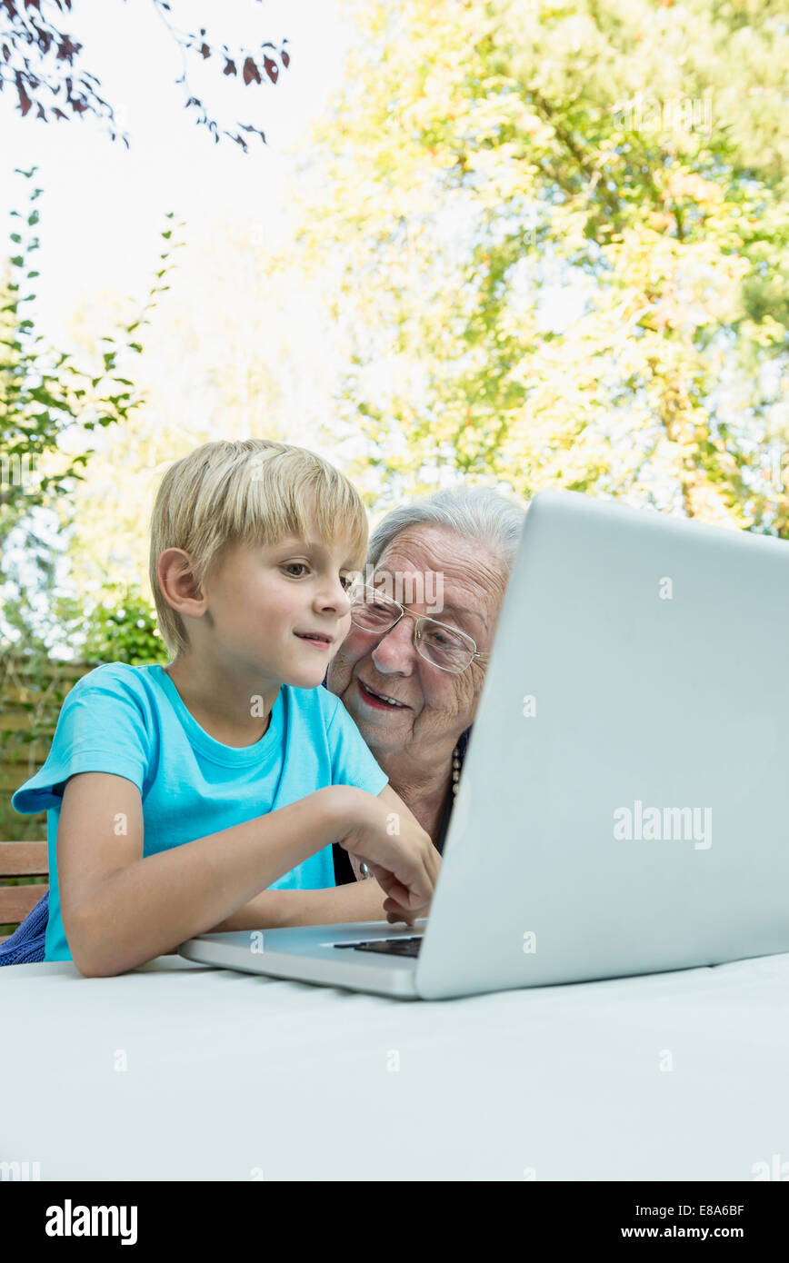 Grand-mère et son petit-fils avec portable Banque D'Images