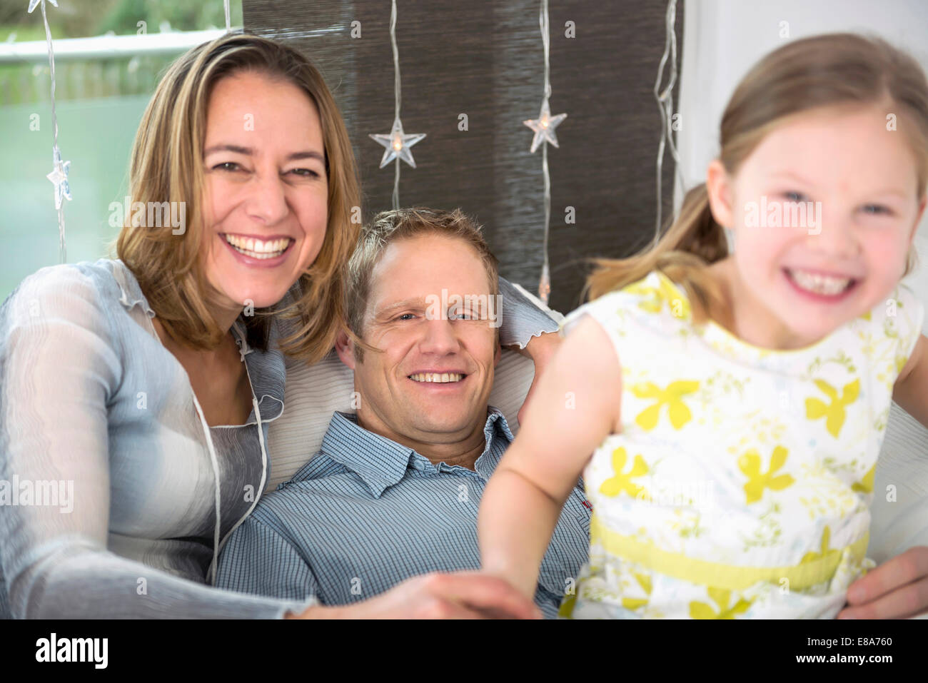 Avec les parents de la fille s'amusant Banque D'Images