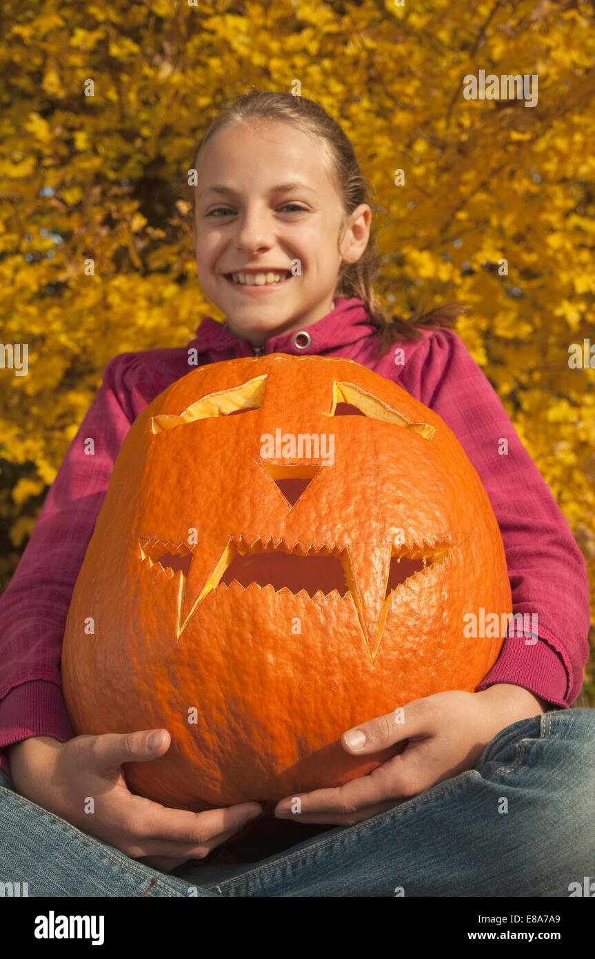 Girl holding halloween lanterne, smiling, portrait Banque D'Images