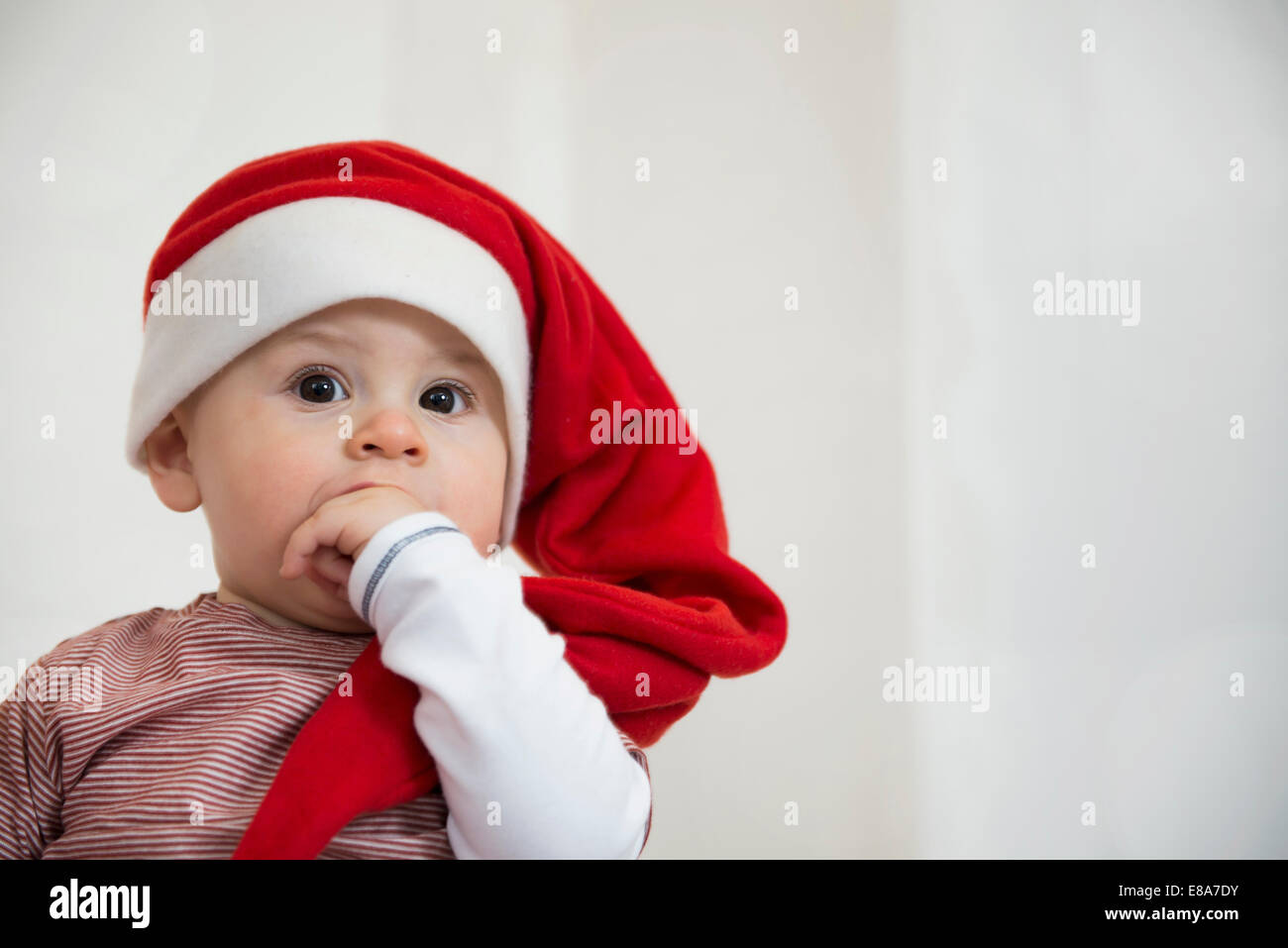 Tout-petit avec casquette de noël Banque D'Images