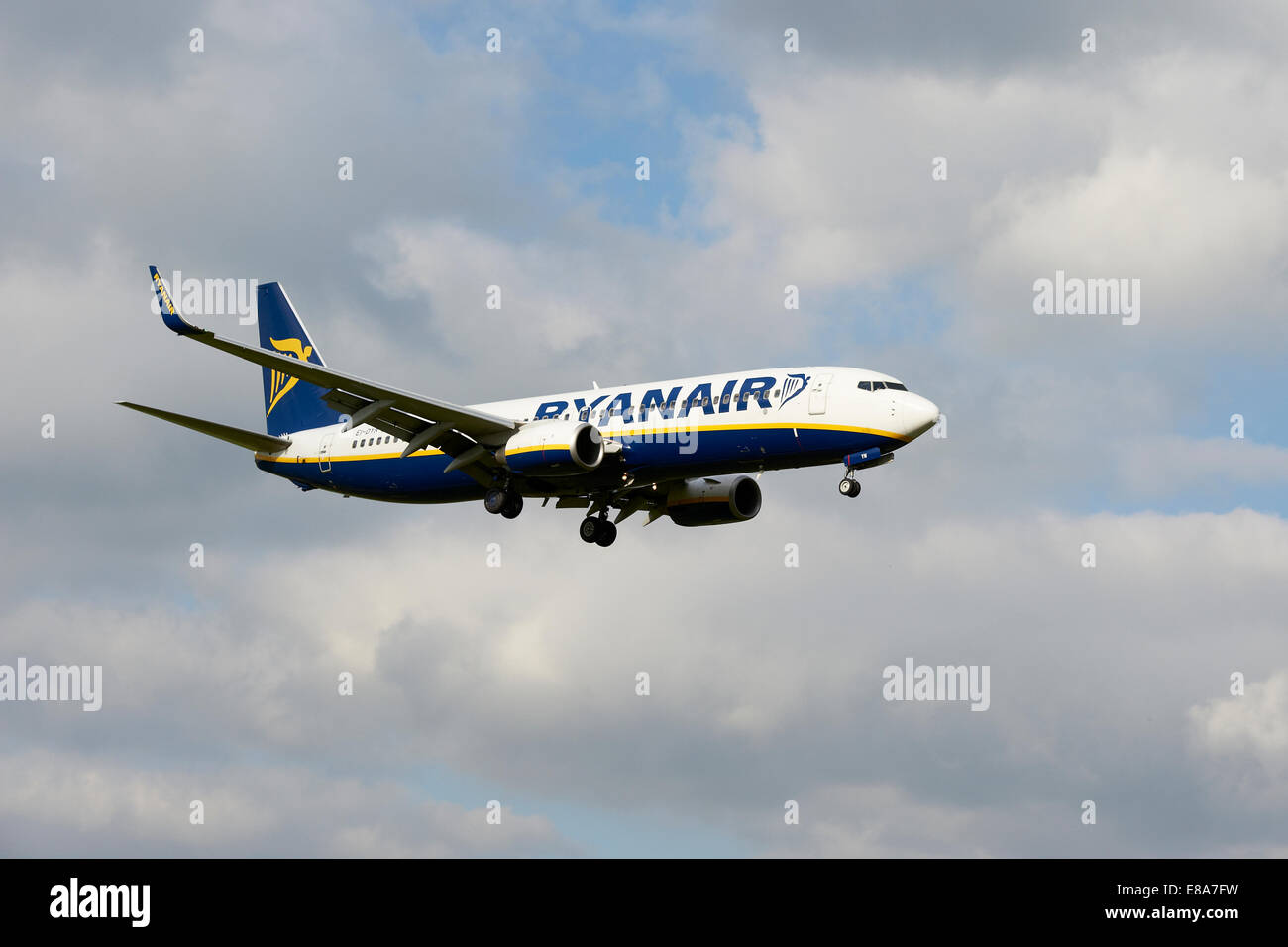 Ryanair Boeing 737-800 EI-DYN l'atterrissage à l'aéroport international de Leeds Bradford. Banque D'Images