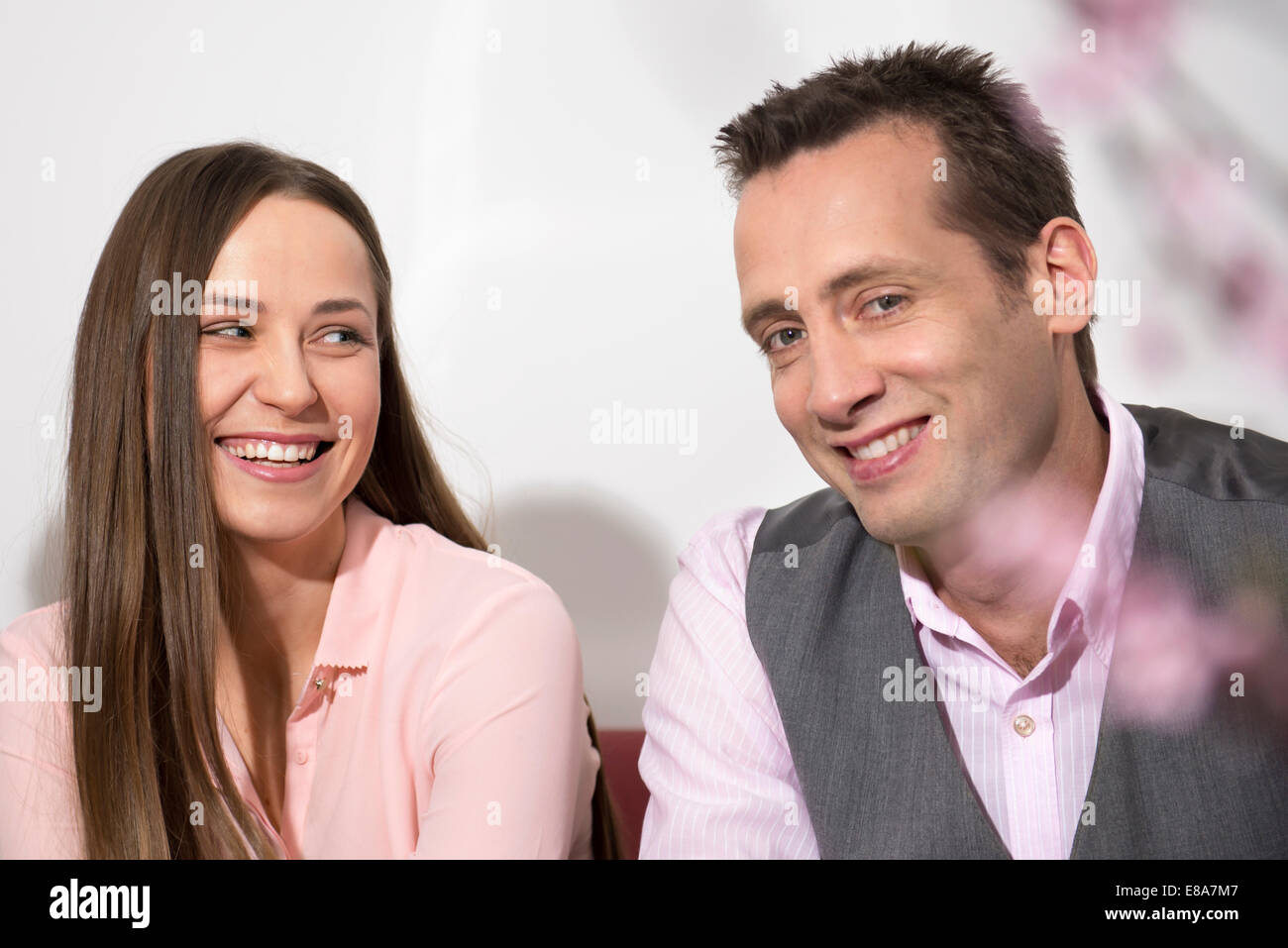 Jeune couple romantique bureau flirter smiling Banque D'Images