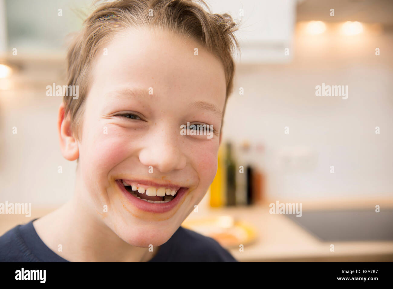 Portrait of smiling boy avec enduit bouche Banque D'Images