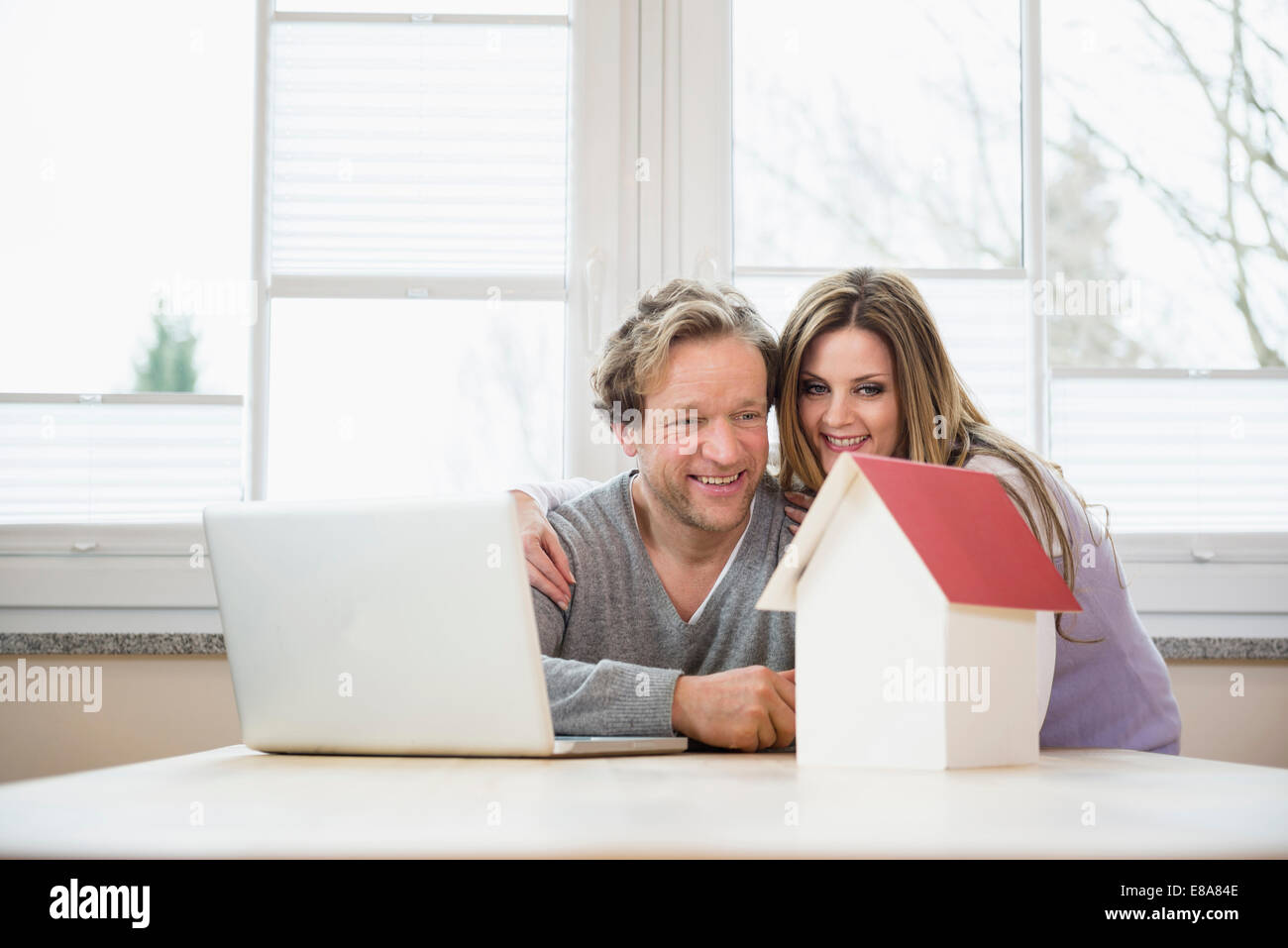 Couple avec ordinateur portable et modèle architectural Banque D'Images