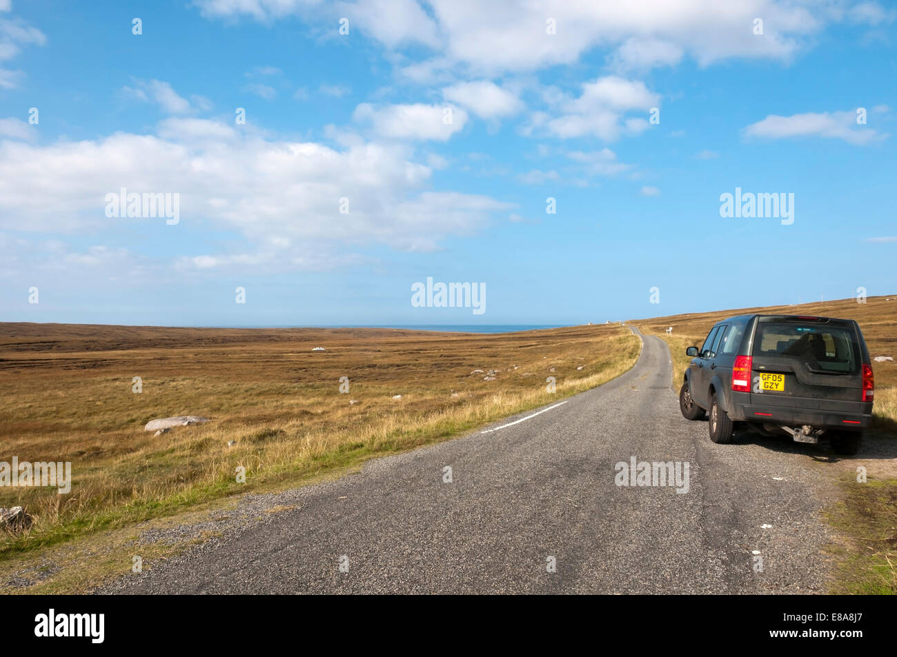 Land Rover 4x4 voiture garée à côté de la route à voie unique dans les landes, sur la côte ouest de l'île de Lewis, Hébrides extérieures. Banque D'Images